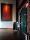 Dunkelgrüne Ausgangstür im Hotel mit der Sonnenlichtentstörung stockfotografie Dunkelgrüne Ausgangstür im Hotel mit der Sonnenlichtentstörung stockfotografie