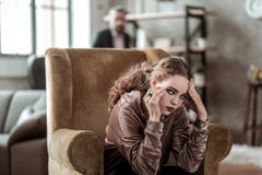 Dunkelhaariger Jugendlicher mit dem gelockten Haar, das dunkles Make-up hat lizenzfreies stockfoto Dunkelhaariger Jugendlicher mit dem gelockten Haar, das dunkles Make-up hat lizenzfreies stockfoto