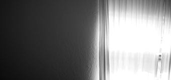 Dunkle Wand mit hellem Fensterlicht Lizenzfreie Stockbilder Dunkle Wand mit hellem Fensterlicht Lizenzfreie Stockbilder