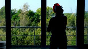 Dunkler Entwurf, ein Schatten einer männlichen Arbeitskraft des Reinigungsservices, mit Kopfhörern, Reinigung, Reinigung Windows stock video footage Dunkler Entwurf, ein Schatten einer männlichen Arbeitskraft des Reinigungsservices, mit Kopfhörern, Reinigung, Reinigung Windows stock video footage