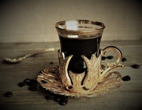 Dunkles Bratenkaffeegebräu in der türkischen Schale stockfotos Dunkles Bratenkaffeegebräu in der türkischen Schale stockfotos
