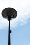 Dunkles Straßenlaterne lokalisiert mit bewölktem blauem Himmel lizenzfreie stockbilder Dunkles Straßenlaterne lokalisiert mit bewölktem blauem Himmel lizenzfreie stockbilder