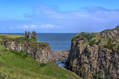 DUNSEVERICK NORDLIGA - Irland - AUGUSTI 23, 2018: Dunseverick slott arkivfoto DUNSEVERICK NORDLIGA - Irland - AUGUSTI 23, 2018: Dunseverick slott arkivfoto