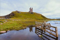 Dunstanburgh Castle μέσω της πύλης Στοκ Φωτογραφία Dunstanburgh Castle μέσω της πύλης Στοκ Φωτογραφία