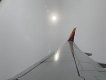 Dunstige Nachmittagssonne vom Flugzeug lizenzfreies stockfoto Dunstige Nachmittagssonne vom Flugzeug lizenzfreies stockfoto
