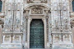 Duomo von Mailand, Italien Detail der Fassade und Haupteinstiegstür zur Kathedrale von Mailand im Duomo quadrieren stockbild Duomo von Mailand, Italien Detail der Fassade und Haupteinstiegstür zur Kathedrale von Mailand im Duomo quadrieren stockbild