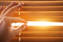 Durch Jalousien schauen, Sonnenlicht, das nach innen kommt lizenzfreie stockfotos Durch Jalousien schauen, Sonnenlicht, das nach innen kommt lizenzfreie stockfotos