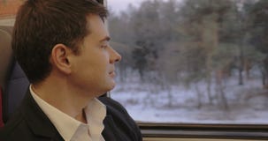 Durchdachter Mann im Zug stock footage Durchdachter Mann im Zug stock footage