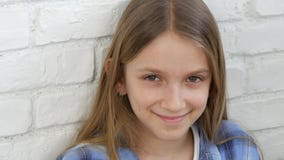 Durchdachtes Kinderportr?t, l?chelndes Kindergesicht, das in camera blondes gebohrtes M?dchen schaut stock video Durchdachtes Kinderportr?t, l?chelndes Kindergesicht, das in camera blondes gebohrtes M?dchen schaut stock video