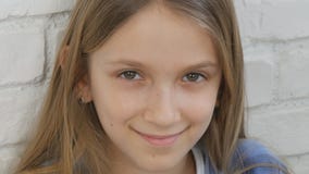 Durchdachtes Kinderportr?t, l?chelndes Kindergesicht, das in camera blondes gebohrtes M?dchen schaut stock video footage Durchdachtes Kinderportr?t, l?chelndes Kindergesicht, das in camera blondes gebohrtes M?dchen schaut stock video footage
