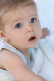 Durchdachtes ruhiges kleines blauäugiges Baby stockfoto Durchdachtes ruhiges kleines blauäugiges Baby stockfoto