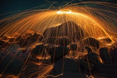 Duschen von heißen glühenden Funken lizenzfreies stockfoto Duschen von heißen glühenden Funken lizenzfreies stockfoto