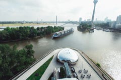 Dusseldorf pejzażu miejskiego linia horyzontu przy latem 2017, Niemcy fotografia stock Dusseldorf pejzażu miejskiego linia horyzontu przy latem 2017, Niemcy fotografia stock