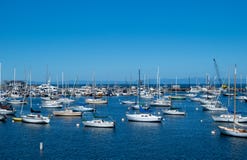 Dutzende Segelboote in einem Hafenjachthafenbereich stockfotos Dutzende Segelboote in einem Hafenjachthafenbereich stockfotos