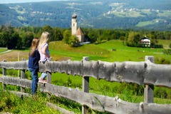 Dwa adorables małej siostry podziwia pięknego krajobraz w dolomitu pasmie górskim, Południowy Tyrol, Włochy Zdjęcie Royalty Free Dwa adorables małej siostry podziwia pięknego krajobraz w dolomitu pasmie górskim, Południowy Tyrol, Włochy Zdjęcie Royalty Free