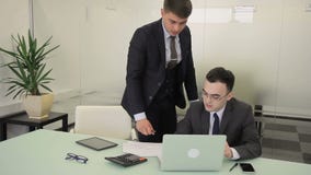Dwa biznesmena opowiadają przy stołem w wielkiej firmie zbiory Dwa biznesmena opowiadają przy stołem w wielkiej firmie zbiory