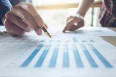 Dwa Biznesowy mężczyzna lub księgowy pracuje Pieniężną inwestycję, wri obraz stock Dwa Biznesowy mężczyzna lub księgowy pracuje Pieniężną inwestycję, wri obraz stock