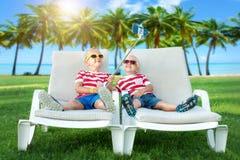 Dwa brata kłama na słońc loungers wp8lywy selfie na telefonie komórkowym i Gorący wakacje letni obrazy royalty free Dwa brata kłama na słońc loungers wp8lywy selfie na telefonie komórkowym i Gorący wakacje letni obrazy royalty free