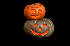 Dwa brogującej Halloweenowej bani z smiley stawiają czoło na czarnym tle obrazy royalty free Dwa brogującej Halloweenowej bani z smiley stawiają czoło na czarnym tle obrazy royalty free