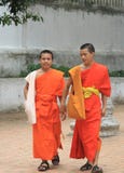 Dwa buddist michaelita chodzą na ulicie wewnątrz zdjęcie stock Dwa buddist michaelita chodzą na ulicie wewnątrz zdjęcie stock
