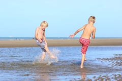 Dwa chłopiec bawić się na plaży obrazy royalty free Dwa chłopiec bawić się na plaży obrazy royalty free