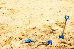 Dwa dzieciaków łopata na żółtej piasek plaży obraz stock Dwa dzieciaków łopata na żółtej piasek plaży obraz stock
