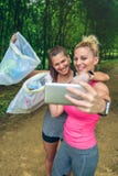 Dwa dziewczyny bierze selfie po plogging Zdjęcia Royalty Free Dwa dziewczyny bierze selfie po plogging Zdjęcia Royalty Free