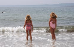 Dwa dziewczyny przy plażą obrazy stock Dwa dziewczyny przy plażą obrazy stock