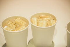 Dwa filiżanki gorący kakao i śnieżnobiali marshmallows unosi się w mnie zdjęcie royalty free Dwa filiżanki gorący kakao i śnieżnobiali marshmallows unosi się w mnie zdjęcie royalty free