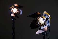 Dwa fluorowa światła reflektorów z Fresnel obiektywami Strzelać w studiu lub w wnętrzu TV, filmy, fotografie obraz stock Dwa fluorowa światła reflektorów z Fresnel obiektywami Strzelać w studiu lub w wnętrzu TV, filmy, fotografie obraz stock