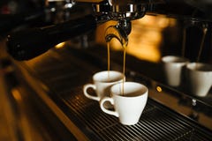 Dwa kawy espresso filiżanki na kawowej maszynie obraz stock Dwa kawy espresso filiżanki na kawowej maszynie obraz stock