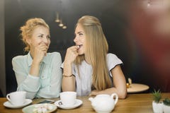 Dwa kobiety pije i opowiada w kawiarni podczas gdy mieć dobrego czas zdjęcia stock Dwa kobiety pije i opowiada w kawiarni podczas gdy mieć dobrego czas zdjęcia stock