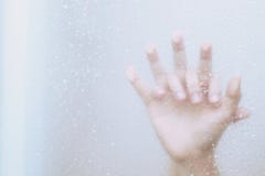 Dwa męski i żeńscy para kochankowie trzyma ręki ma płeć wśrodku prysznic łazienki lustra z parnym okno mi?kkie ogniska, urlop fotografia royalty free Dwa męski i żeńscy para kochankowie trzyma ręki ma płeć wśrodku prysznic łazienki lustra z parnym okno mi?kkie ogniska, urlop fotografia royalty free