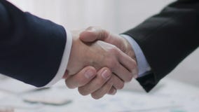 Dwa męskiego partnera biznesowego trząść ręki, zyskowna zgoda, kooperacja zbiory Dwa męskiego partnera biznesowego trząść ręki, zyskowna zgoda, kooperacja zbiory
