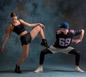 Dwa młoda dziewczyna i chłopiec dancingowy hip hop w studiu zdjęcie stock Dwa młoda dziewczyna i chłopiec dancingowy hip hop w studiu zdjęcie stock