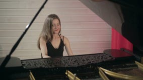 Dwa młodych kobiet bawić się instrumenty muzyczni zdjęcie wideo Dwa młodych kobiet bawić się instrumenty muzyczni zdjęcie wideo