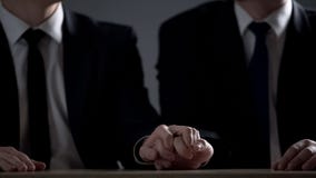 Dwa oficjalnego mężczyzna trzyma ręki, homoseksualni powiązania dla poruszającej up kariery drabiny obrazy stock Dwa oficjalnego mężczyzna trzyma ręki, homoseksualni powiązania dla poruszającej up kariery drabiny obrazy stock