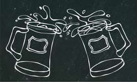 Dwa Piwnego kubka Z Lekkim Ale lub Lager Clink z pluśnięciem Na Czarnym Chalkboard tle Realistyczny Doodle Zdjęcia Royalty Free Dwa Piwnego kubka Z Lekkim Ale lub Lager Clink z pluśnięciem Na Czarnym Chalkboard tle Realistyczny Doodle Zdjęcia Royalty Free