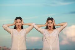 Dwa pięknej młodej siostra bliźniaka dziewczyny zdjęcie royalty free Dwa pięknej młodej siostra bliźniaka dziewczyny zdjęcie royalty free