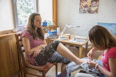 Dwa przyjaciela robią pedicure'owi pedicure'u proces i zdrój procedury makro- zbliżenie Pojęcia ciała opieka zdjęcie stock Dwa przyjaciela robią pedicure'owi pedicure'u proces i zdrój procedury makro- zbliżenie Pojęcia ciała opieka zdjęcie stock