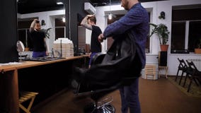 Dwa przystojnego mężczyzna w nowożytnym zakładzie fryzjerskim dyskutują przyszłościowego hairstyling Fachowy fryzjer męski ubiera zbiory wideo Dwa przystojnego mężczyzna w nowożytnym zakładzie fryzjerskim dyskutują przyszłościowego hairstyling Fachowy fryzjer męski ubiera zbiory wideo