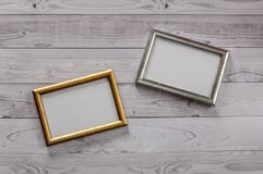 Dwa ramy dla fotografii na świetle, rocznika drewniany tło obraz royalty free Dwa ramy dla fotografii na świetle, rocznika drewniany tło obraz royalty free
