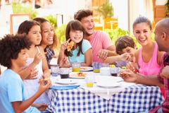 Dwa rodziny Je posiłek Przy Plenerową restauracją Wpólnie obraz stock Dwa rodziny Je posiłek Przy Plenerową restauracją Wpólnie obraz stock