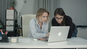 Dwa rozochoconej uśmiechniętej młodej biznesowej kobiety pracuje na laptopie fotografia royalty free Dwa rozochoconej uśmiechniętej młodej biznesowej kobiety pracuje na laptopie fotografia royalty free
