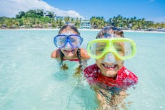 Dwa szczęśliwego dzieciaka w pikowanie maskach ma zabawę na plaży Obraz Stock Dwa szczęśliwego dzieciaka w pikowanie maskach ma zabawę na plaży Obraz Stock