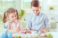 Dwa szczęśliwego dziecka ma zabawę podczas obrazów jajek dla Easter wewnątrz Fotografia Royalty Free Dwa szczęśliwego dziecka ma zabawę podczas obrazów jajek dla Easter wewnątrz Fotografia Royalty Free