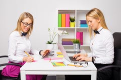 Dwa szczęśliwej biznesowej kobiety pracuje w drużynie obrazy stock Dwa szczęśliwej biznesowej kobiety pracuje w drużynie obrazy stock