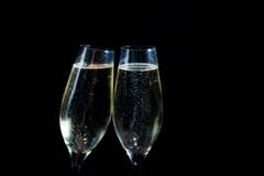 Dwa szkła biały szampan na czarnym tle zdjęcia royalty free Dwa szkła biały szampan na czarnym tle zdjęcia royalty free