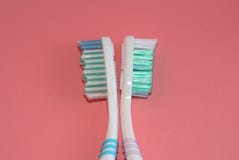 Dwa toothbrushes na różowym tle Oralna higiena obrazy stock Dwa toothbrushes na różowym tle Oralna higiena obrazy stock