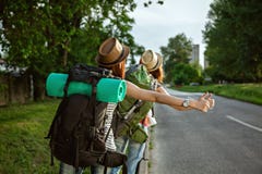 Dwa Turystycznej dziewczyny Hitchhiking obraz stock Dwa Turystycznej dziewczyny Hitchhiking obraz stock